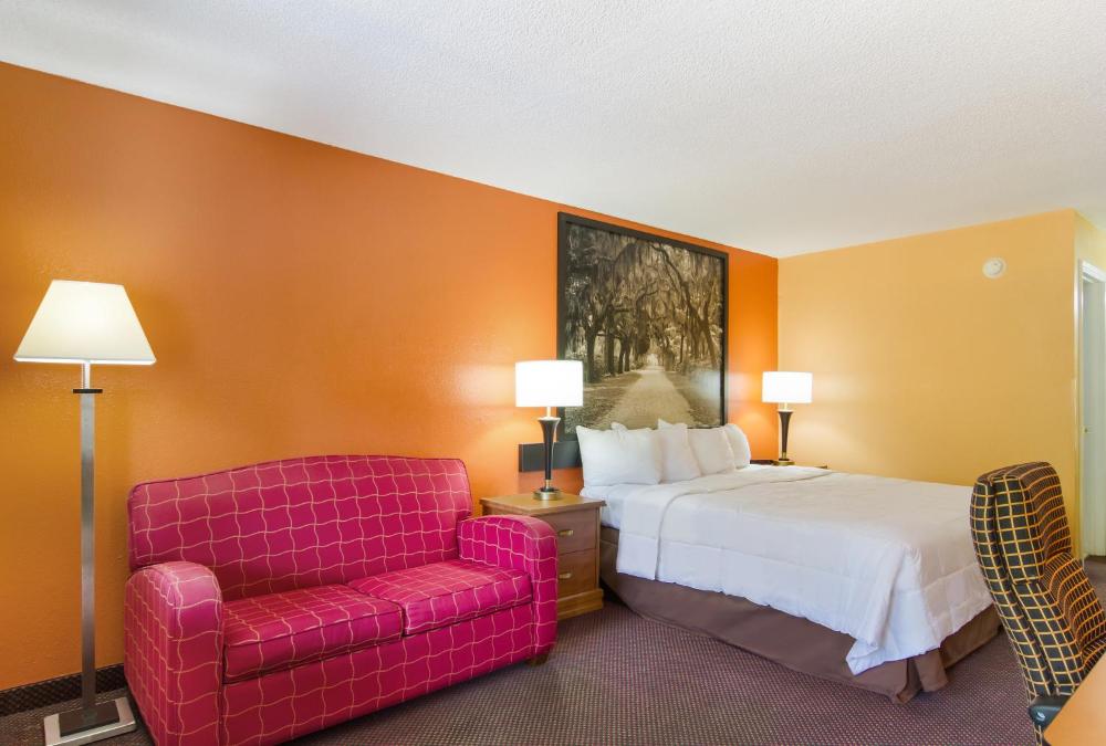 King Room - Non-Smoking interior